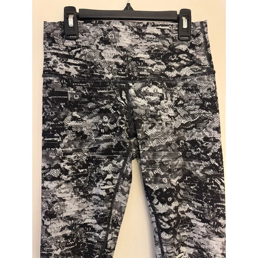 Lululemon Wunder Under High Rise Leggings Black White Lace Print Size 6
